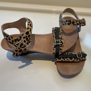 VIONIC Laurie. Cheetah strappy sandal